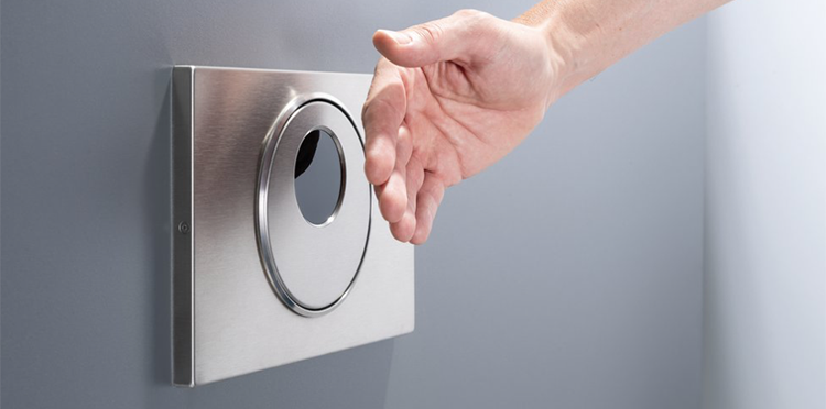 Cisternas y grifos contactless como solución en los baños públicos