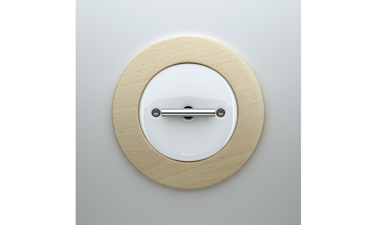 Mecanismo eléctrico en porcelana blanca y madera de haya natural