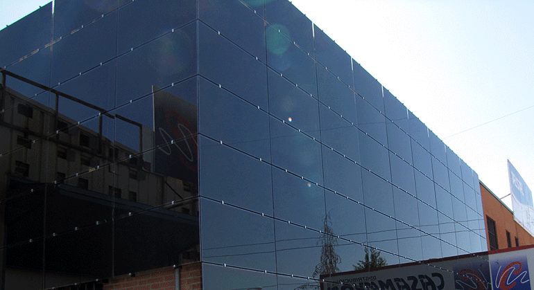  Fachada ventilada con vidrios fotovoltaicos 