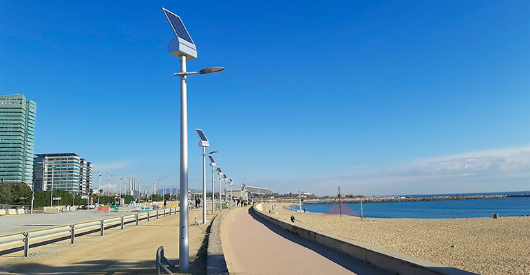 Farolas solares iluminan el pase de Platja de Llevant, en Barcelona