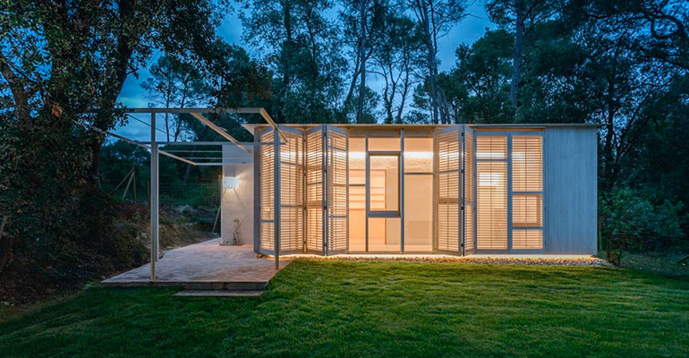 Tallerdarquitectura crea una casa del bosque sostenible y ecoeficiente