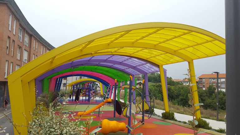 Cubiertas de parques infantiles con sistema de iluminación natural