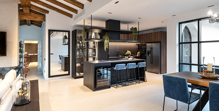 Cocina negra con diseño vanguardista y funcionalidad optimizada